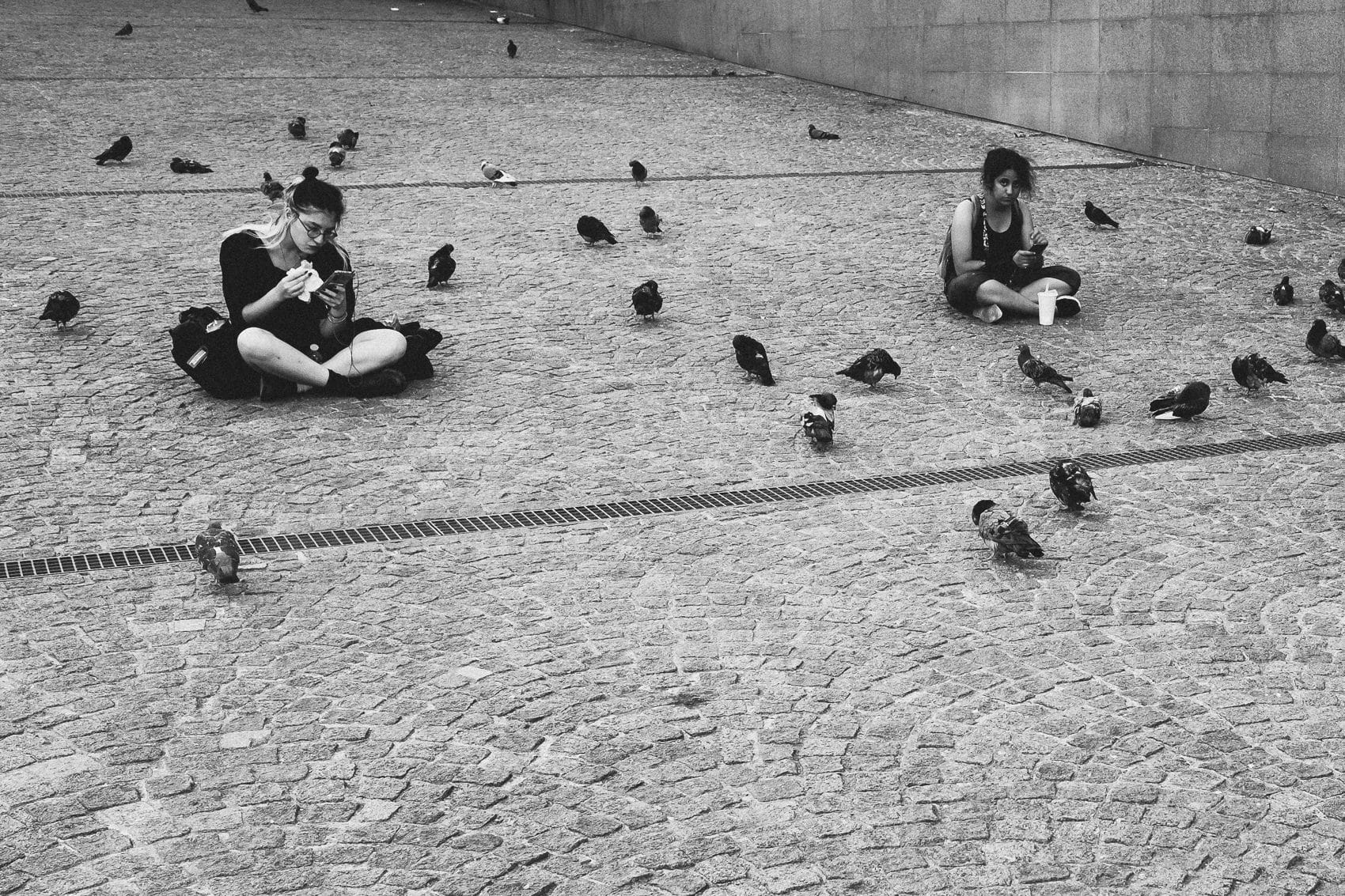 France 29 Paris Girls And Pigeons 2022