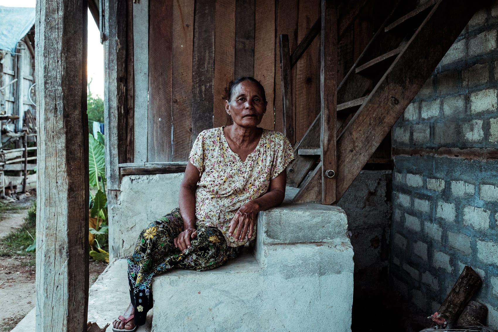 Burma Loikaw 2018 06 Woman On Steps